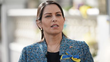 内務大臣のプリティ・パテルは、ロンドンのウクライナ大使館の外でメディアに話しかけます。 写真撮影日:2022年3月6日(日)。